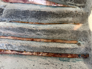 Myriam Thomas - Heldere texturen (Detail)(Glass: Casting in sand, Copper)